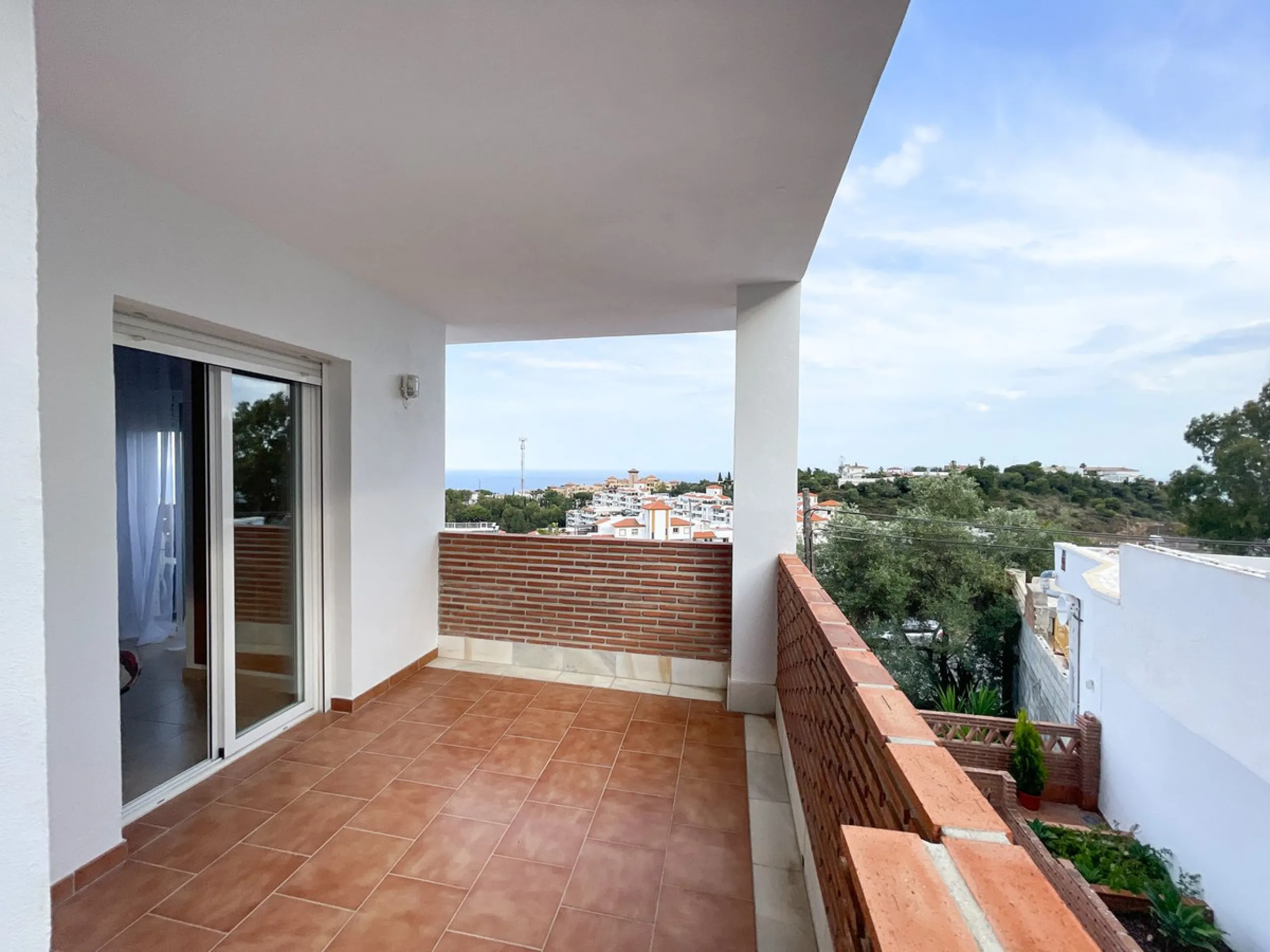 Magnificent semi-detached house for sale with sea views, located in one of the most sought-after areas of Benalmádena Pueblo, very close to the Buddhist Stupa.