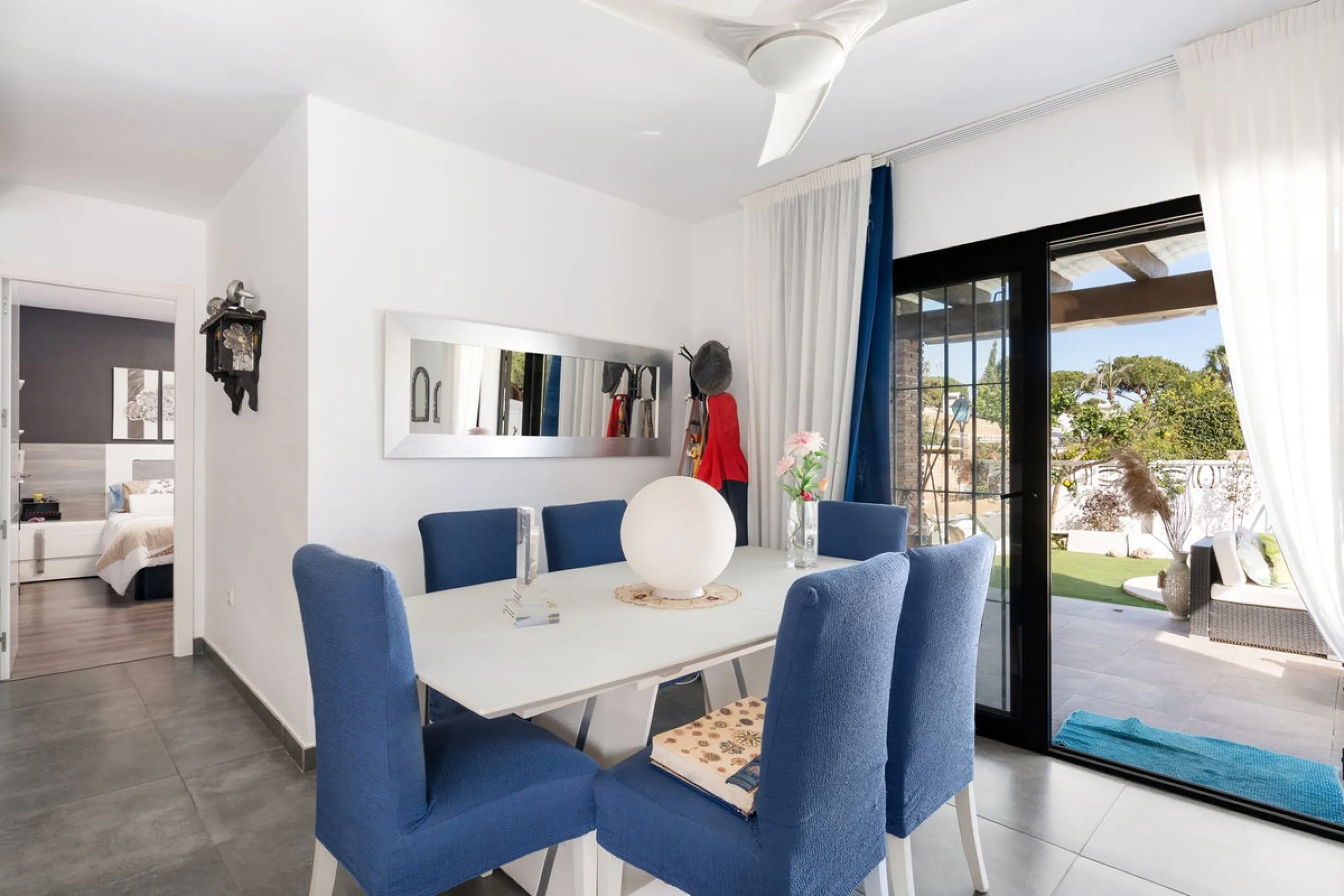 This meticulously renovated 4-bedroom villa, located in the sought-after area of ​​Calahonda, offers the perfect combination of modern comfort and coastal lifestyle. Just a 5-minute walk to the beach, the property is an excellent option for those looking 