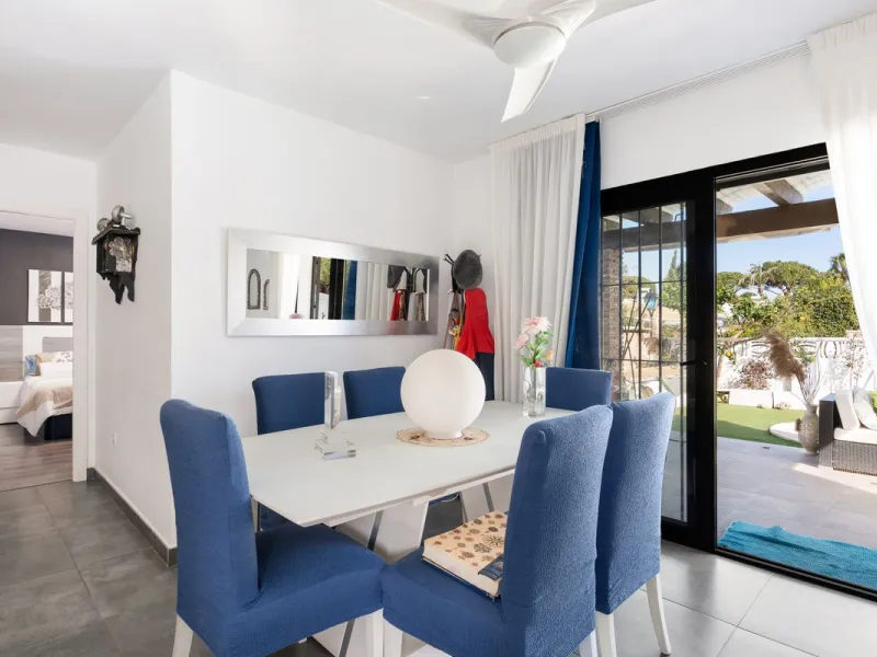 This meticulously renovated 4-bedroom villa, located in the sought-after area of ​​Calahonda, offers the perfect combination of modern comfort and coastal lifestyle. Just a 5-minute walk to the beach, the property is an excellent option for those looking 