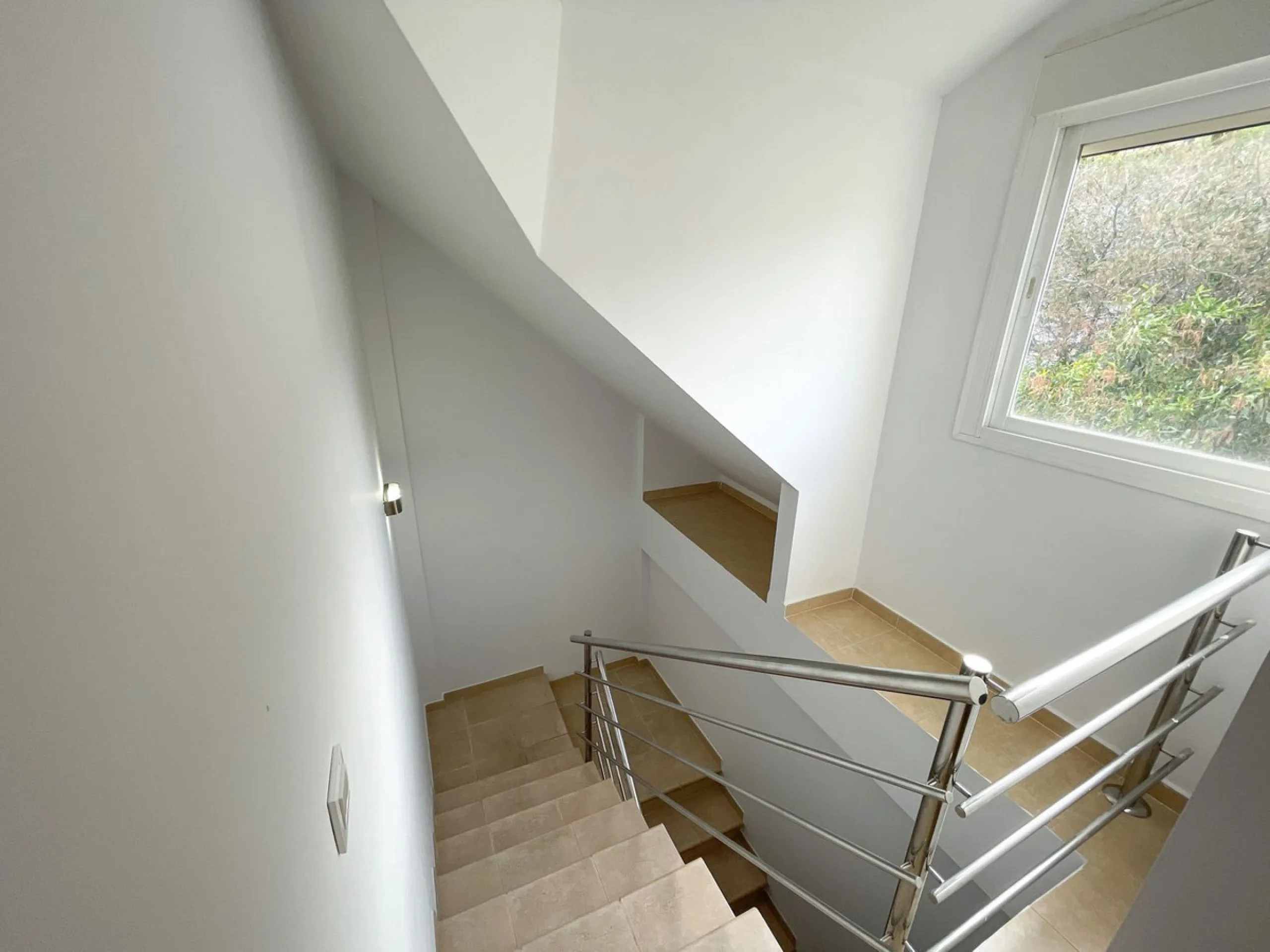 Magnificent semi-detached house for sale with sea views, located in one of the most sought-after areas of Benalmádena Pueblo, very close to the Buddhist Stupa.