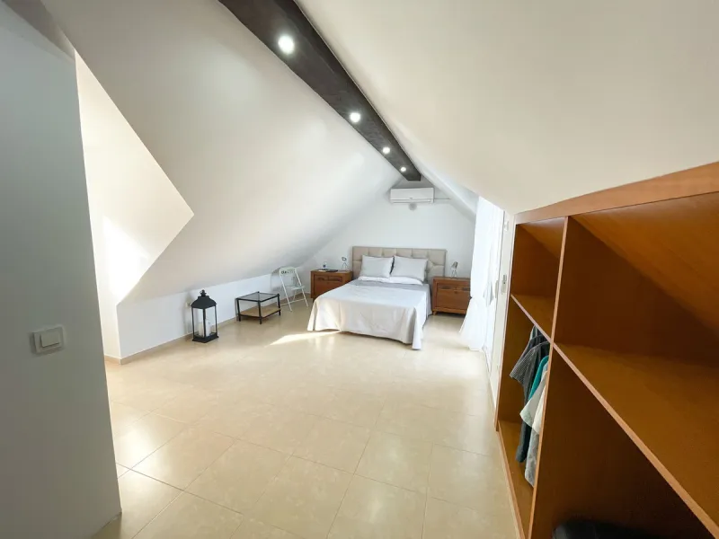 Magnificent semi-detached house for sale with sea views, located in one of the most sought-after areas of Benalmádena Pueblo, very close to the Buddhist Stupa.