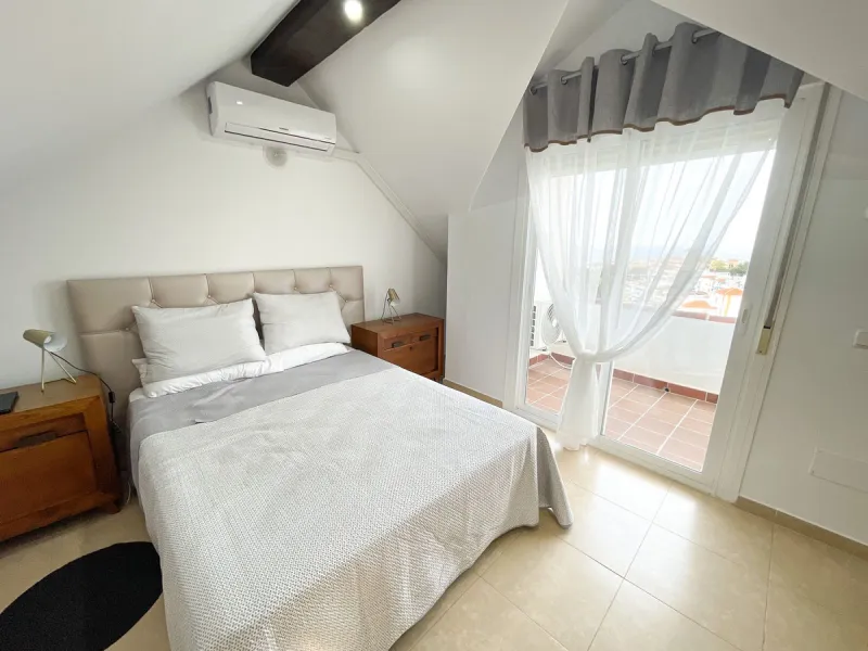Magnificent semi-detached house for sale with sea views, located in one of the most sought-after areas of Benalmádena Pueblo, very close to the Buddhist Stupa.