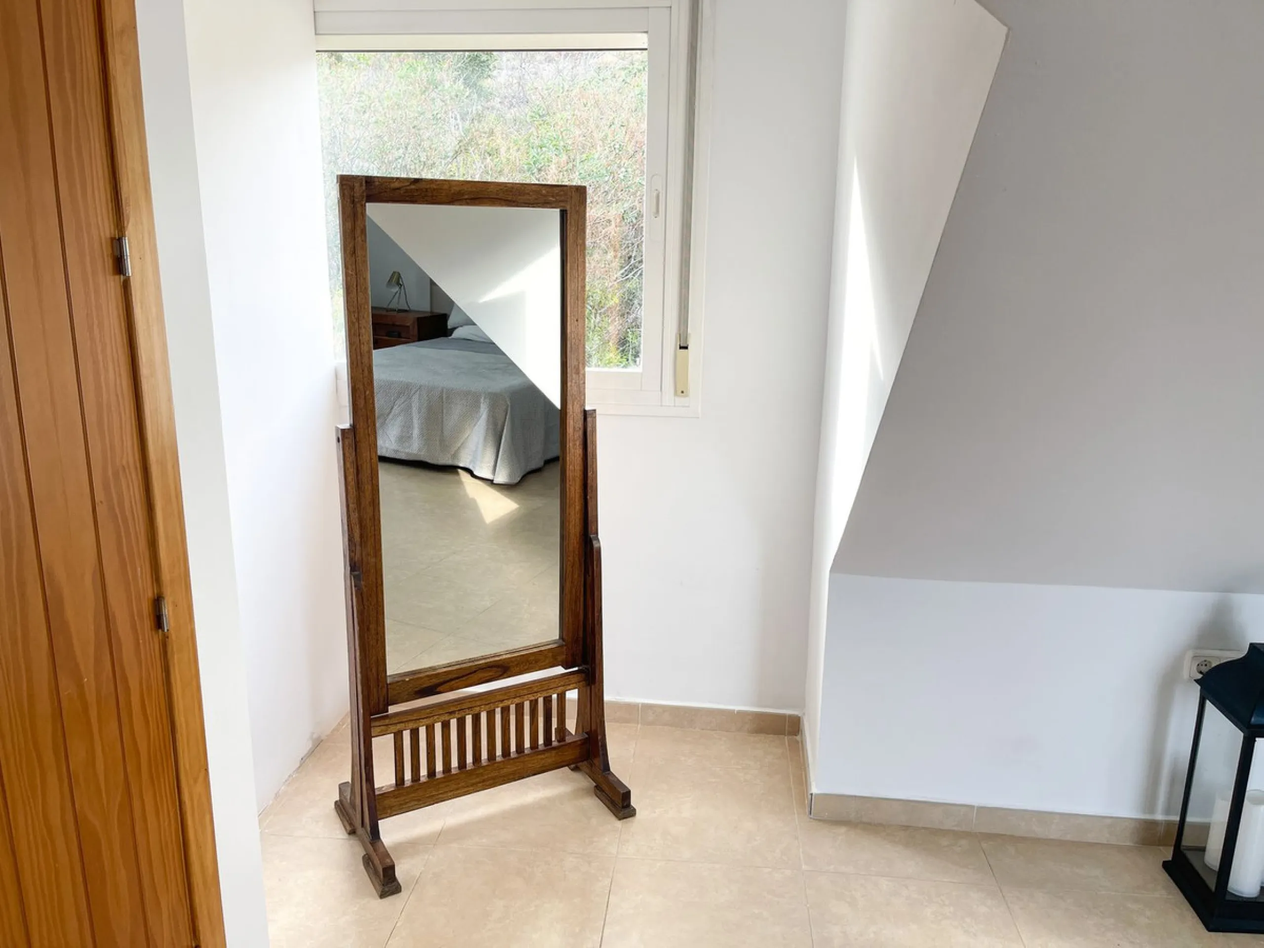 Magnificent semi-detached house for sale with sea views, located in one of the most sought-after areas of Benalmádena Pueblo, very close to the Buddhist Stupa.