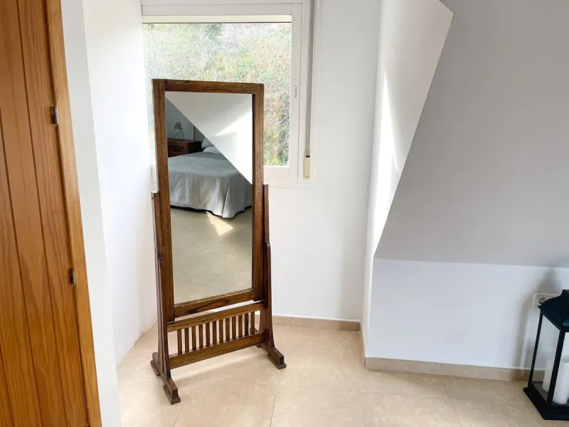 Magnificent semi-detached house for sale with sea views, located in one of the most sought-after areas of Benalmádena Pueblo, very close to the Buddhist Stupa.