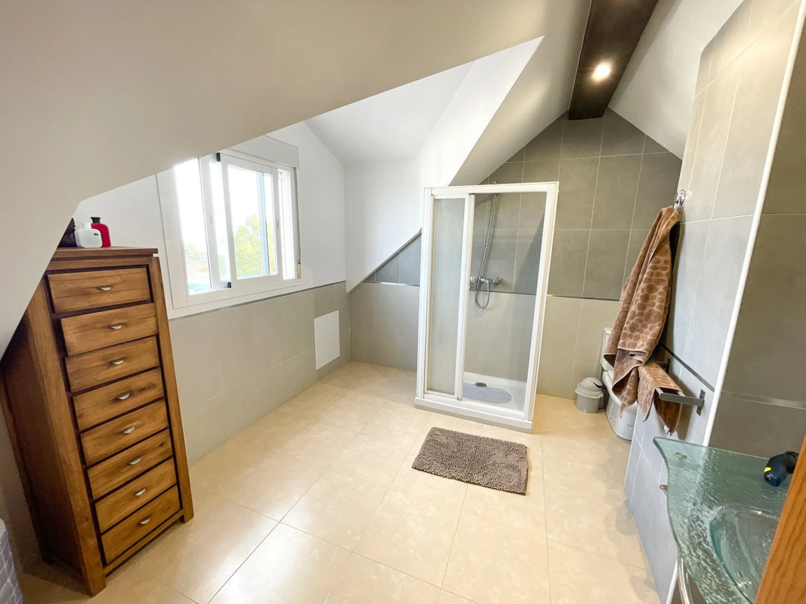 Magnificent semi-detached house for sale with sea views, located in one of the most sought-after areas of Benalmádena Pueblo, very close to the Buddhist Stupa.