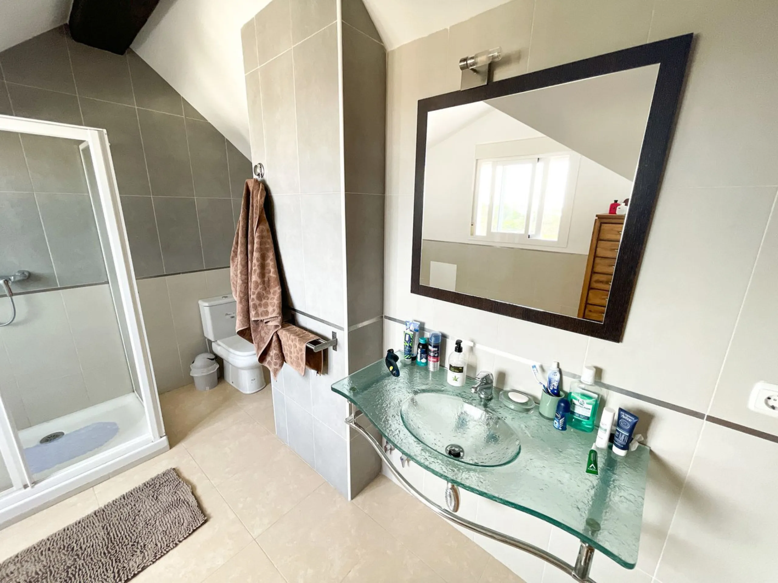 Magnificent semi-detached house for sale with sea views, located in one of the most sought-after areas of Benalmádena Pueblo, very close to the Buddhist Stupa.