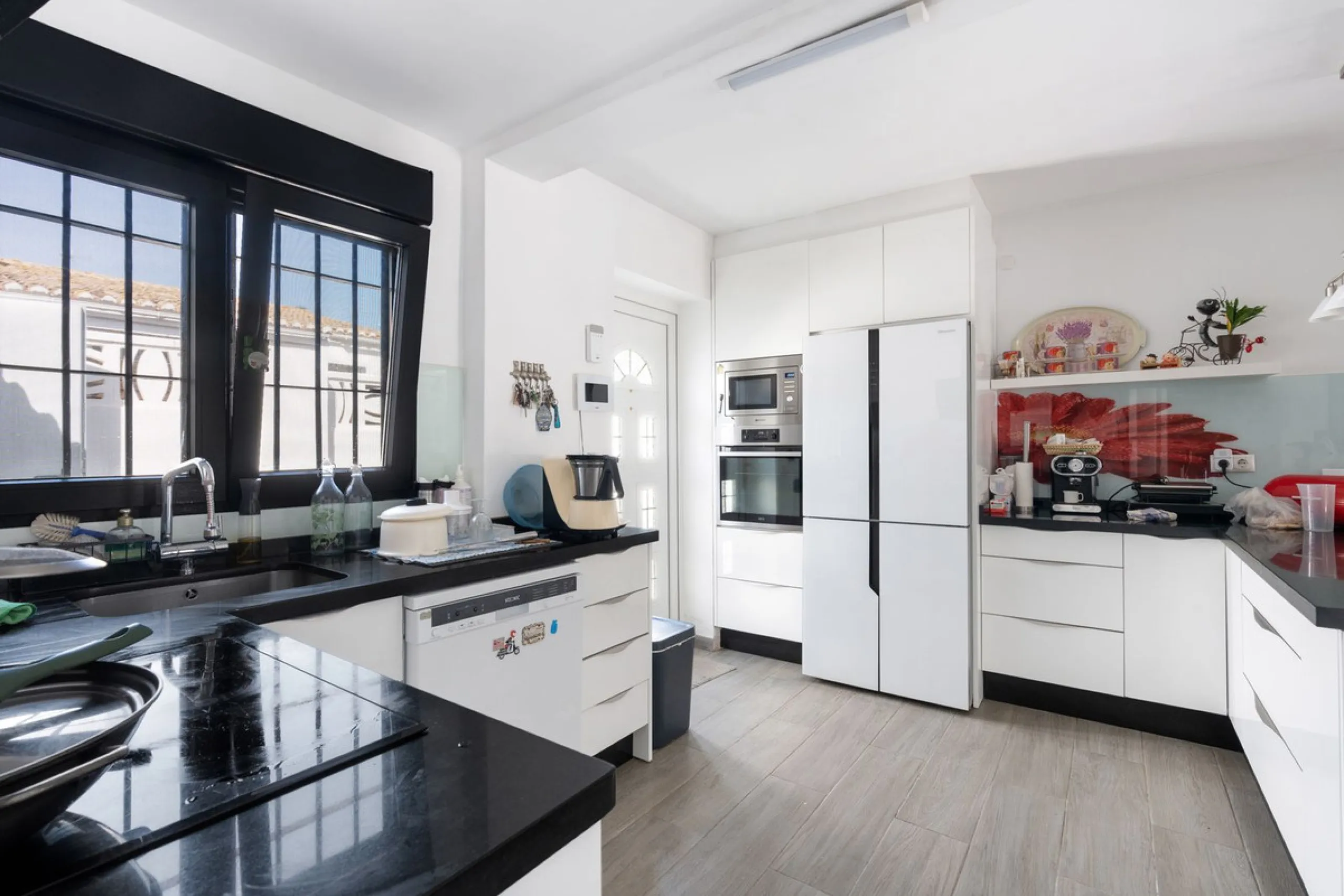 This meticulously renovated 4-bedroom villa, located in the sought-after area of ​​Calahonda, offers the perfect combination of modern comfort and coastal lifestyle. Just a 5-minute walk to the beach, the property is an excellent option for those looking 