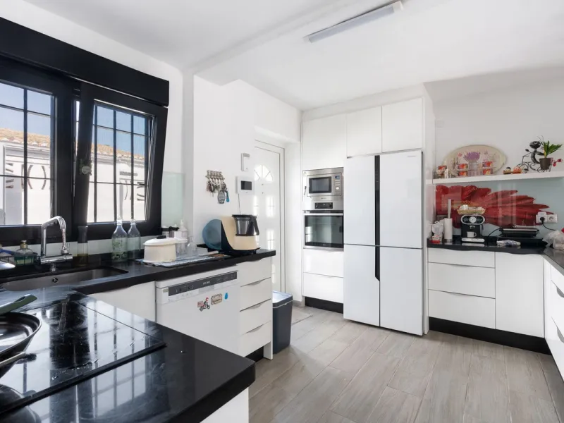 This meticulously renovated 4-bedroom villa, located in the sought-after area of ​​Calahonda, offers the perfect combination of modern comfort and coastal lifestyle. Just a 5-minute walk to the beach, the property is an excellent option for those looking 