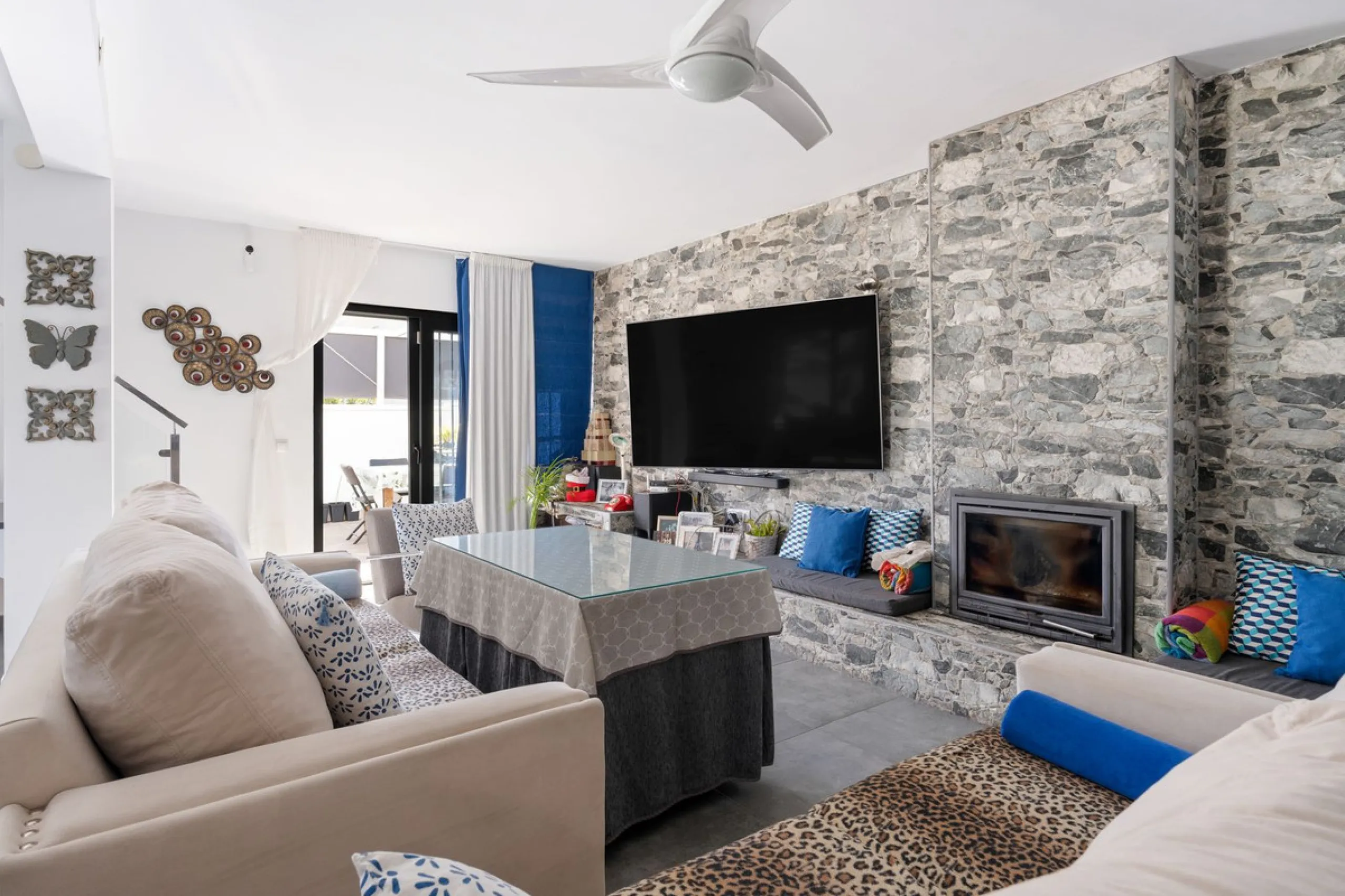 This meticulously renovated 4-bedroom villa, located in the sought-after area of ​​Calahonda, offers the perfect combination of modern comfort and coastal lifestyle. Just a 5-minute walk to the beach, the property is an excellent option for those looking 
