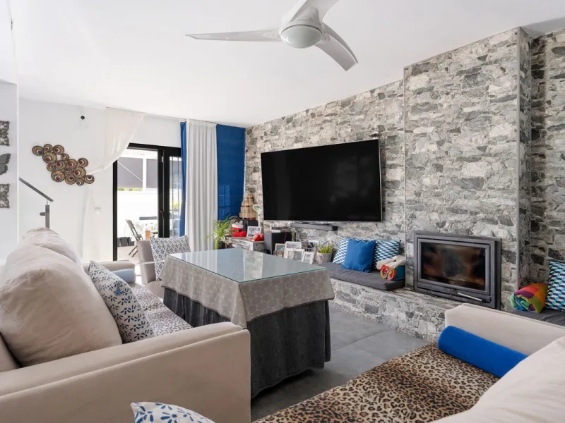 This meticulously renovated 4-bedroom villa, located in the sought-after area of ​​Calahonda, offers the perfect combination of modern comfort and coastal lifestyle. Just a 5-minute walk to the beach, the property is an excellent option for those looking 