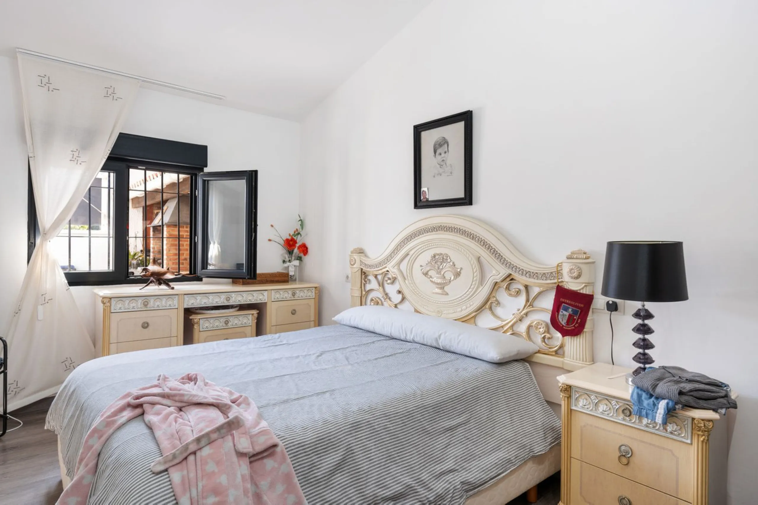 This meticulously renovated 4-bedroom villa, located in the sought-after area of ​​Calahonda, offers the perfect combination of modern comfort and coastal lifestyle. Just a 5-minute walk to the beach, the property is an excellent option for those looking 