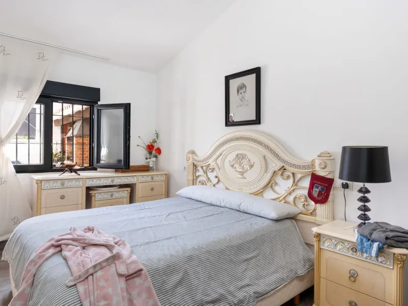 This meticulously renovated 4-bedroom villa, located in the sought-after area of ​​Calahonda, offers the perfect combination of modern comfort and coastal lifestyle. Just a 5-minute walk to the beach, the property is an excellent option for those looking 