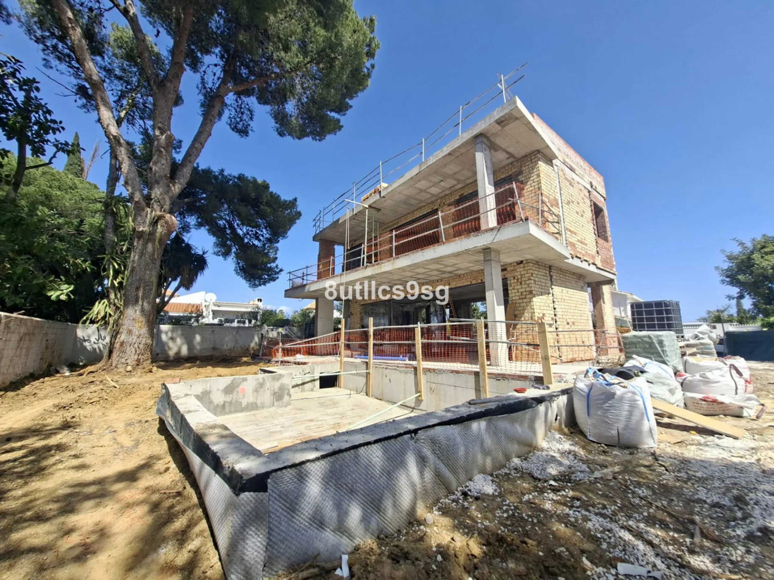This contemporary villa is located in Atalaya, Estepona East, Malaga, offering a prime setting close to a range of amenities. The property stands out for its generous dimensions, with a built area of 575m², a terrace of 254m², and a plot size of 555m². Ke