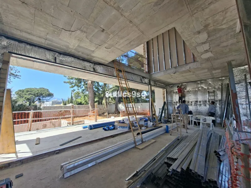 This contemporary villa is located in Atalaya, Estepona East, Malaga, offering a prime setting close to a range of amenities. The property stands out for its generous dimensions, with a built area of 575m², a terrace of 254m², and a plot size of 555m². Ke