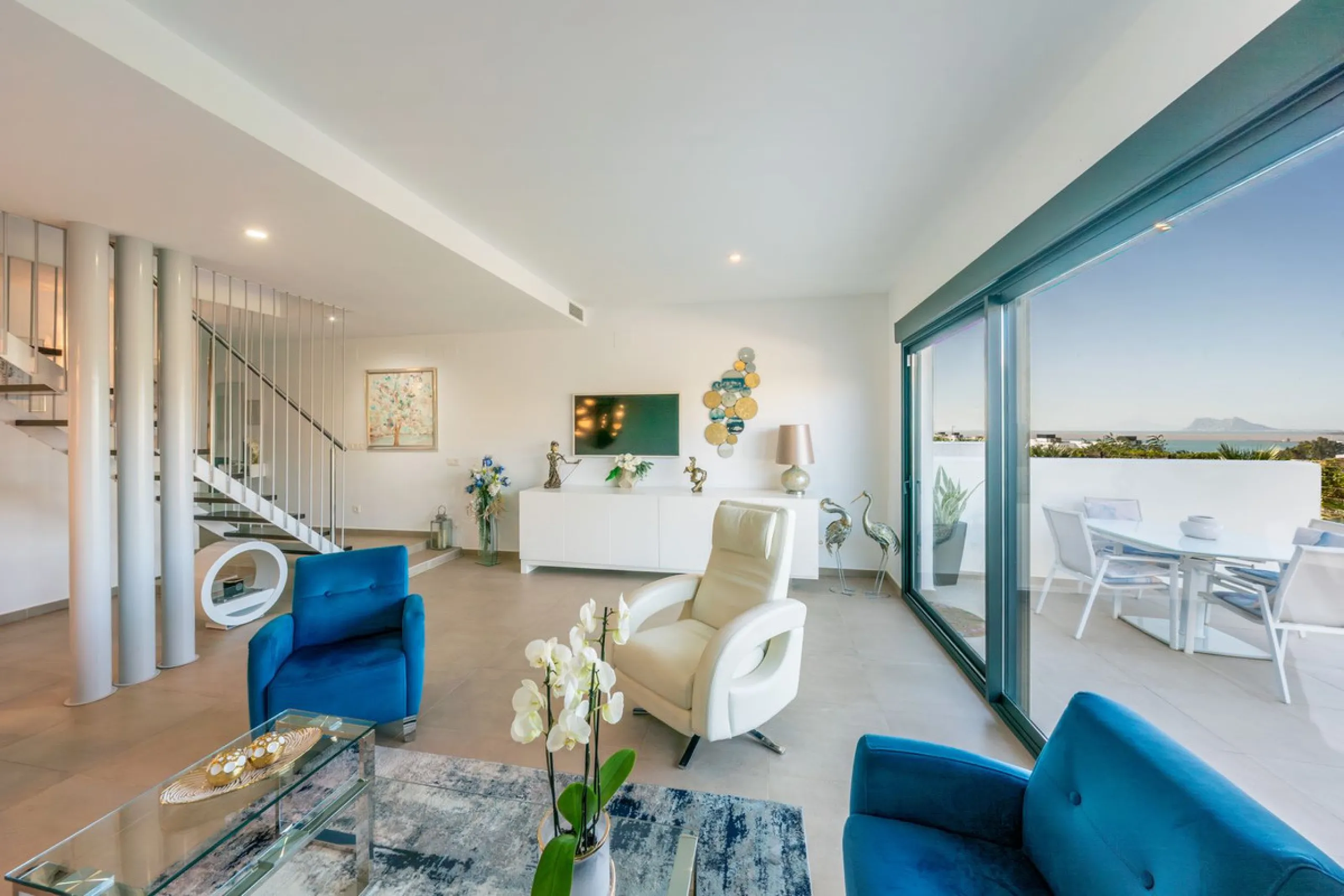 Contemporary 3-bedroom townhouse with 2 full bathrooms plus a guest toilet, located in Bahía de las Rocas, Manilva, offering an ideal structure for investors: the current owners will remain as tenants for 5 years, ensuring an approximate 5% annual return 