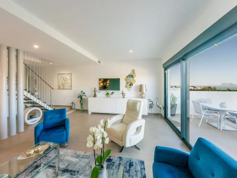 Contemporary 3-bedroom townhouse with 2 full bathrooms plus a guest toilet, located in Bahía de las Rocas, Manilva, offering an ideal structure for investors: the current owners will remain as tenants for 5 years, ensuring an approximate 5% annual return 