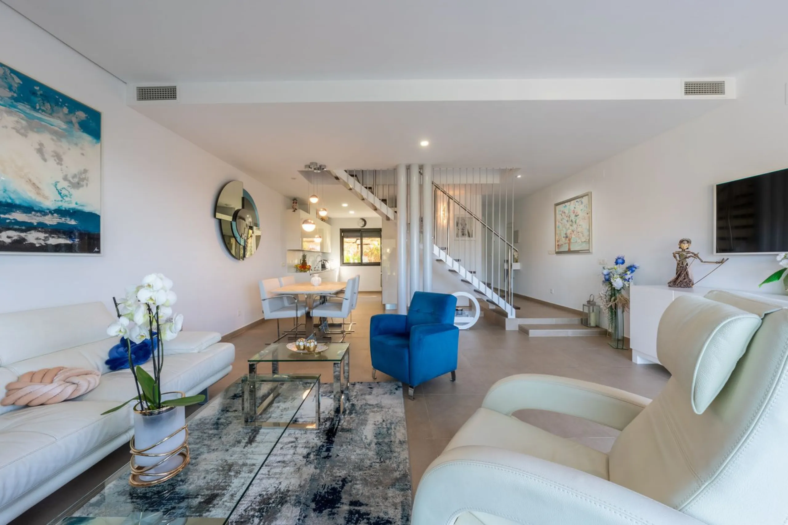 Contemporary 3-bedroom townhouse with 2 full bathrooms plus a guest toilet, located in Bahía de las Rocas, Manilva, offering an ideal structure for investors: the current owners will remain as tenants for 5 years, ensuring an approximate 5% annual return 