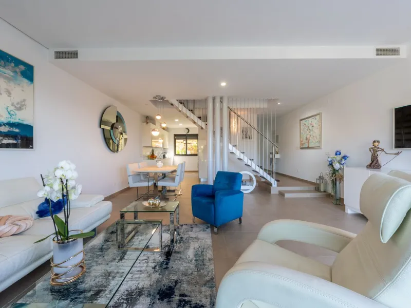 Contemporary 3-bedroom townhouse with 2 full bathrooms plus a guest toilet, located in Bahía de las Rocas, Manilva, offering an ideal structure for investors: the current owners will remain as tenants for 5 years, ensuring an approximate 5% annual return 