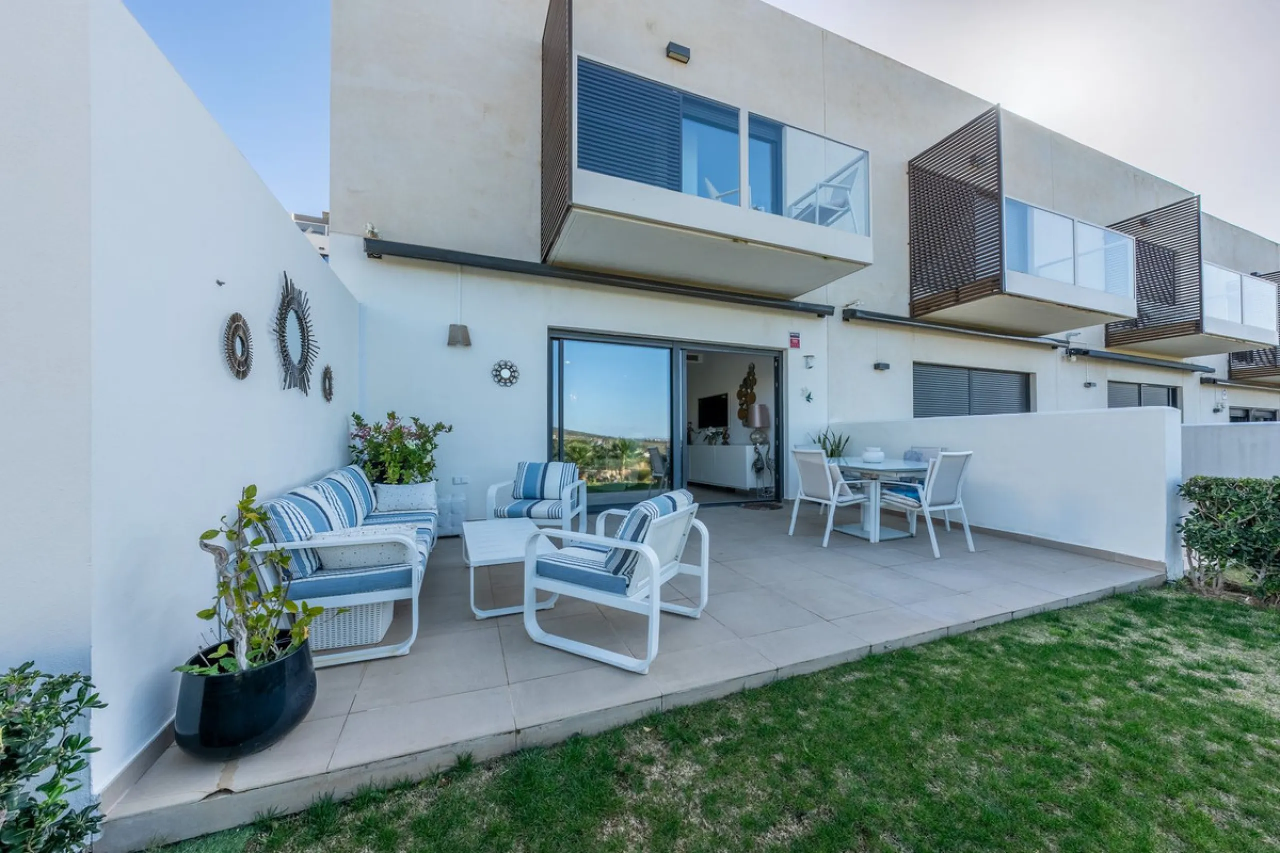Contemporary 3-bedroom townhouse with 2 full bathrooms plus a guest toilet, located in Bahía de las Rocas, Manilva, offering an ideal structure for investors: the current owners will remain as tenants for 5 years, ensuring an approximate 5% annual return 