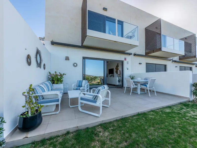 Contemporary 3-bedroom townhouse with 2 full bathrooms plus a guest toilet, located in Bahía de las Rocas, Manilva, offering an ideal structure for investors: the current owners will remain as tenants for 5 years, ensuring an approximate 5% annual return 