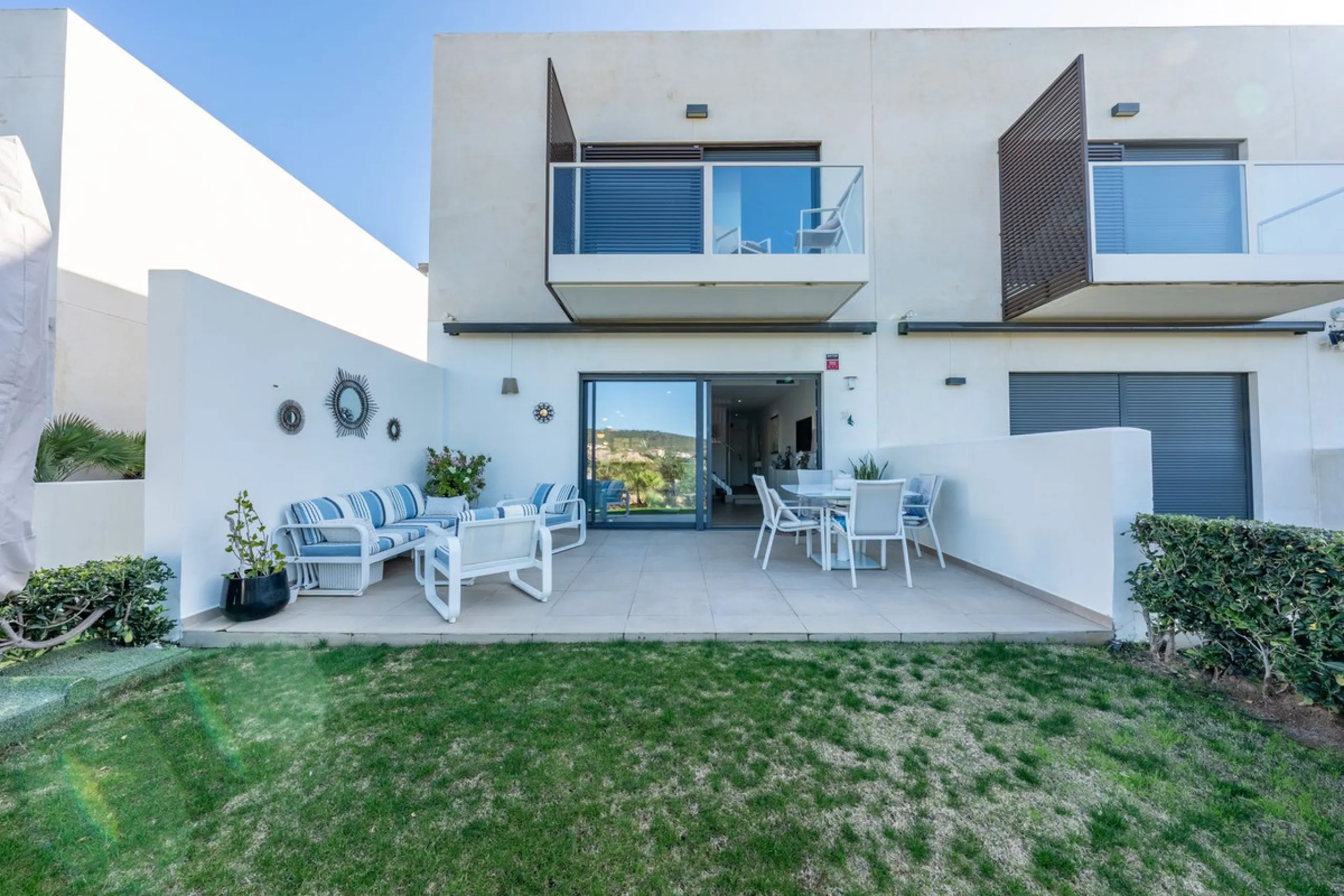 Contemporary 3-bedroom townhouse with 2 full bathrooms plus a guest toilet, located in Bahía de las Rocas, Manilva, offering an ideal structure for investors: the current owners will remain as tenants for 5 years, ensuring an approximate 5% annual return 