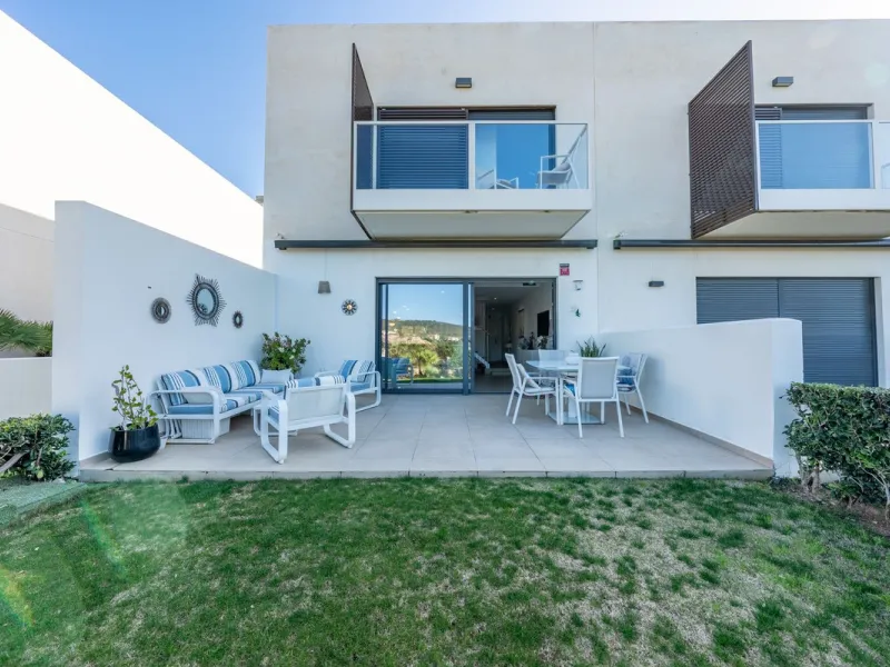 Contemporary 3-bedroom townhouse with 2 full bathrooms plus a guest toilet, located in Bahía de las Rocas, Manilva, offering an ideal structure for investors: the current owners will remain as tenants for 5 years, ensuring an approximate 5% annual return 