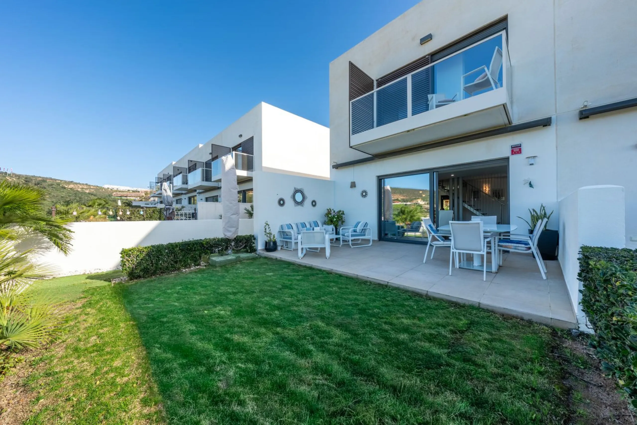 Contemporary 3-bedroom townhouse with 2 full bathrooms plus a guest toilet, located in Bahía de las Rocas, Manilva, offering an ideal structure for investors: the current owners will remain as tenants for 5 years, ensuring an approximate 5% annual return 
