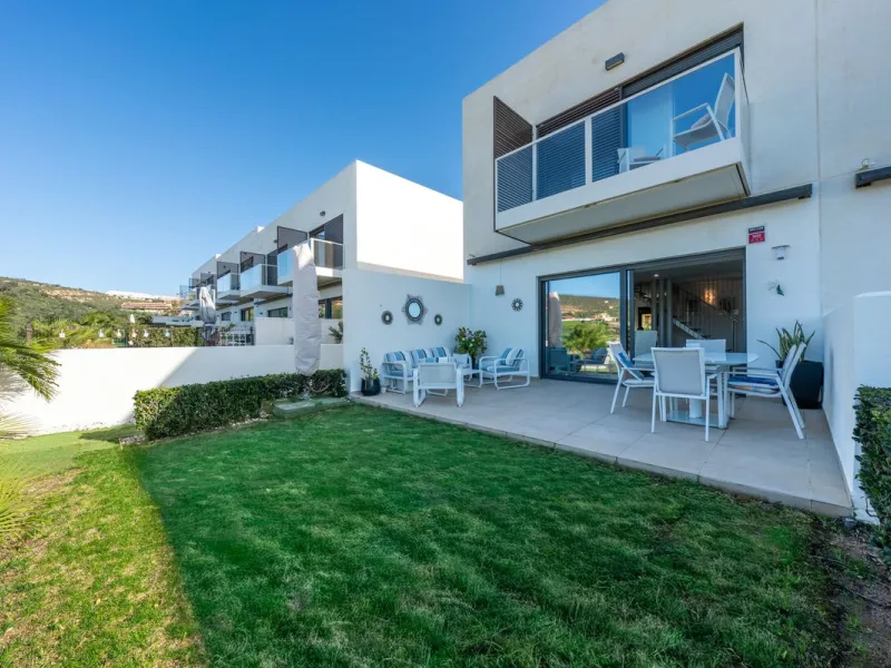 Contemporary 3-bedroom townhouse with 2 full bathrooms plus a guest toilet, located in Bahía de las Rocas, Manilva, offering an ideal structure for investors: the current owners will remain as tenants for 5 years, ensuring an approximate 5% annual return 