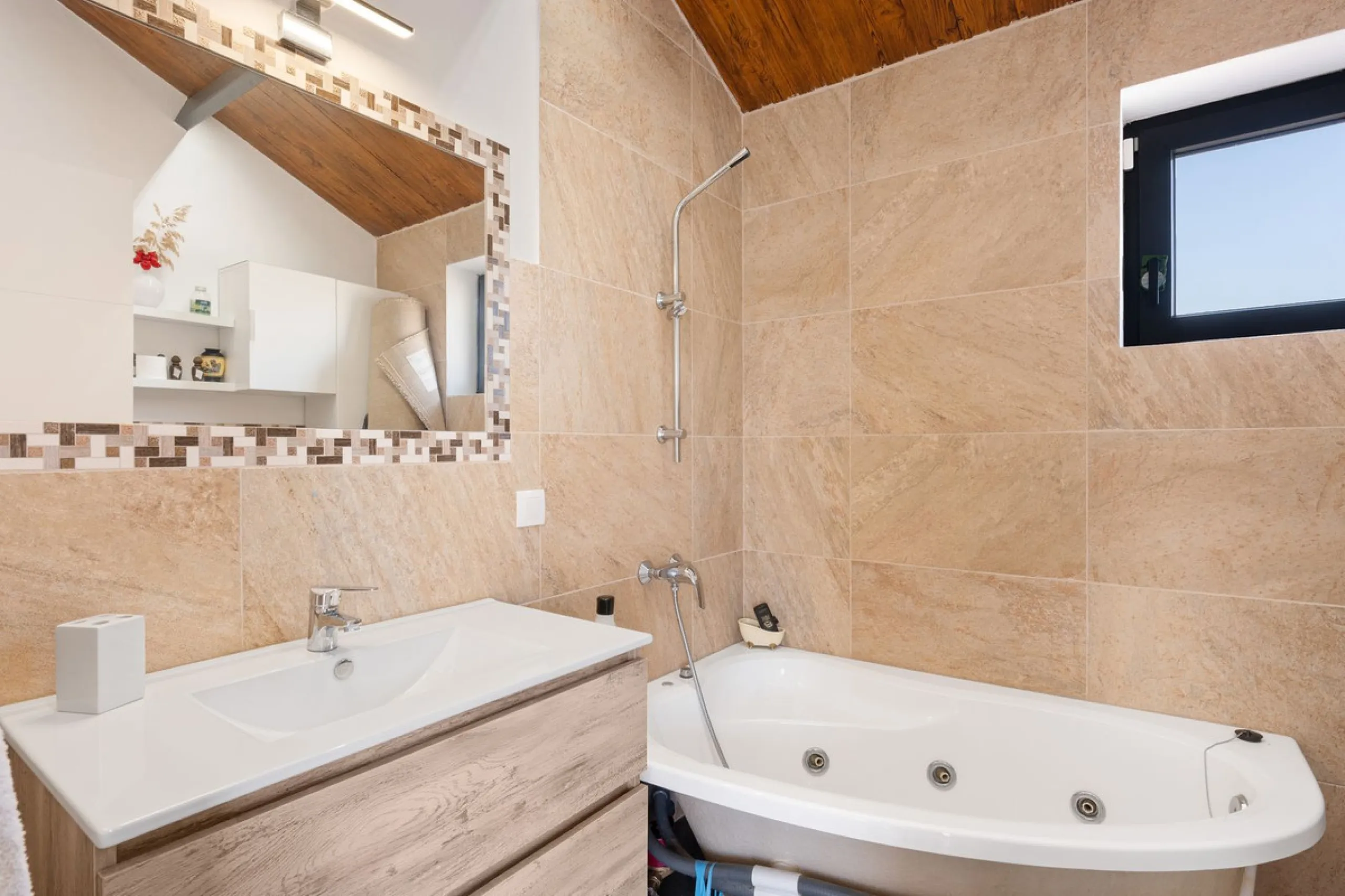 This meticulously renovated 4-bedroom villa, located in the sought-after area of ​​Calahonda, offers the perfect combination of modern comfort and coastal lifestyle. Just a 5-minute walk to the beach, the property is an excellent option for those looking 