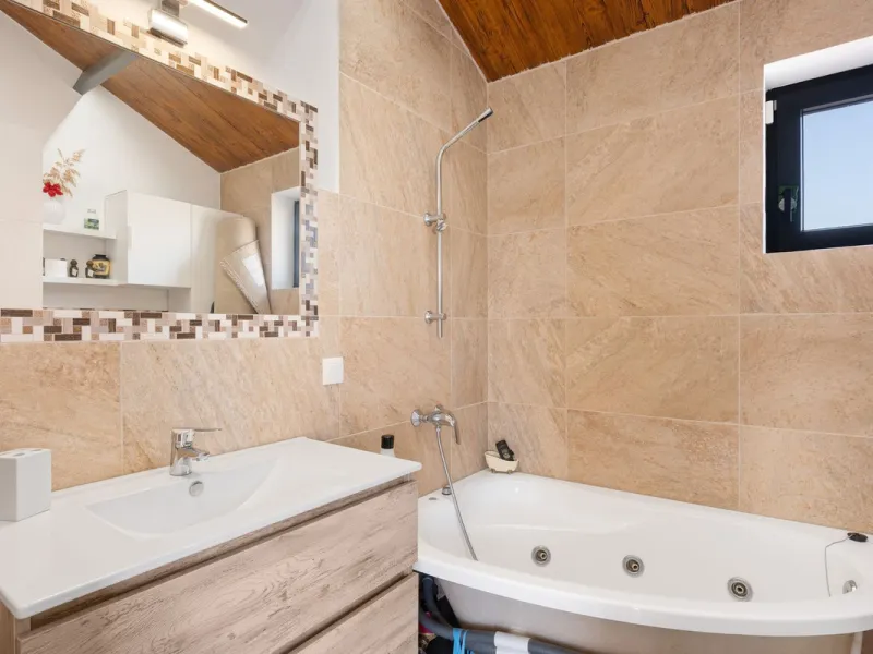 This meticulously renovated 4-bedroom villa, located in the sought-after area of ​​Calahonda, offers the perfect combination of modern comfort and coastal lifestyle. Just a 5-minute walk to the beach, the property is an excellent option for those looking 