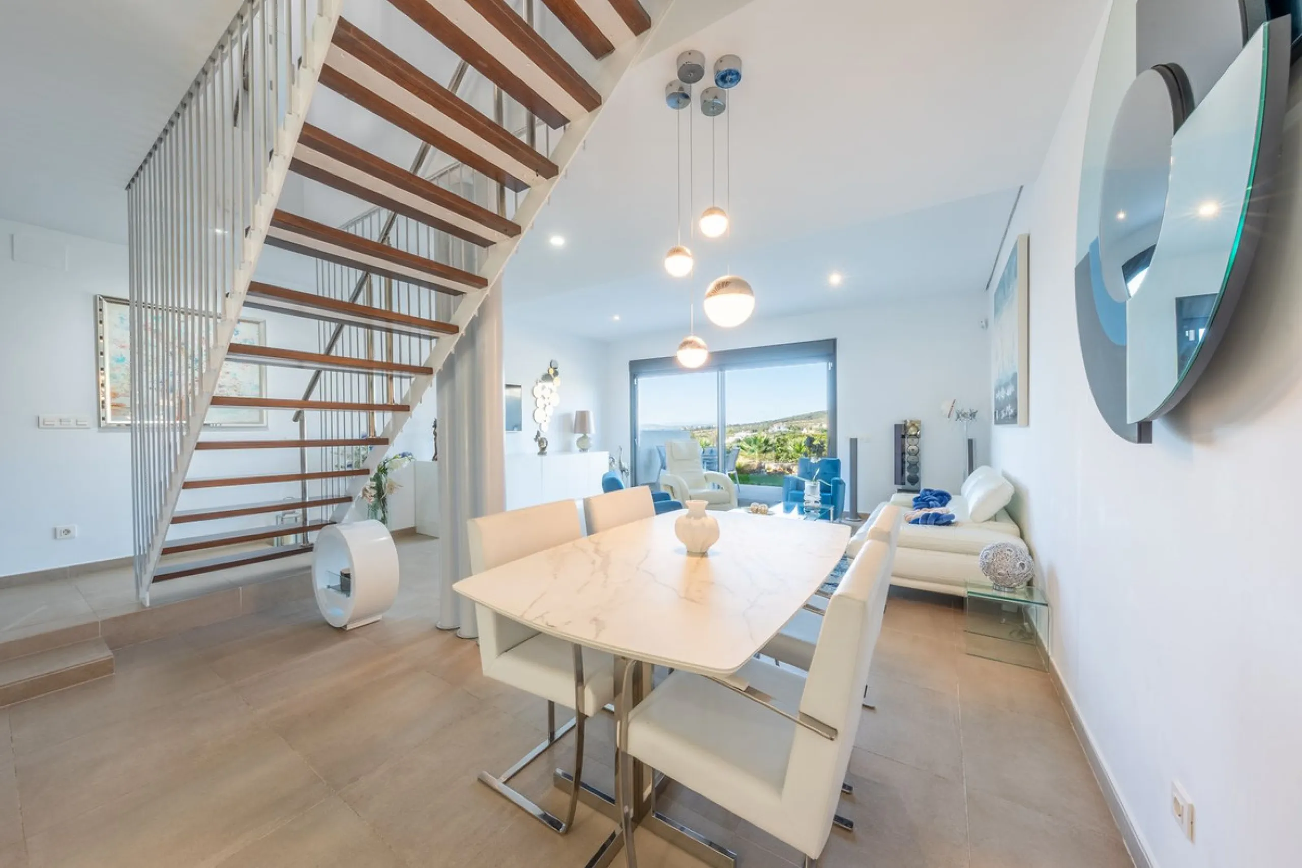 Contemporary 3-bedroom townhouse with 2 full bathrooms plus a guest toilet, located in Bahía de las Rocas, Manilva, offering an ideal structure for investors: the current owners will remain as tenants for 5 years, ensuring an approximate 5% annual return 