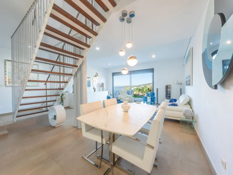 Contemporary 3-bedroom townhouse with 2 full bathrooms plus a guest toilet, located in Bahía de las Rocas, Manilva, offering an ideal structure for investors: the current owners will remain as tenants for 5 years, ensuring an approximate 5% annual return 