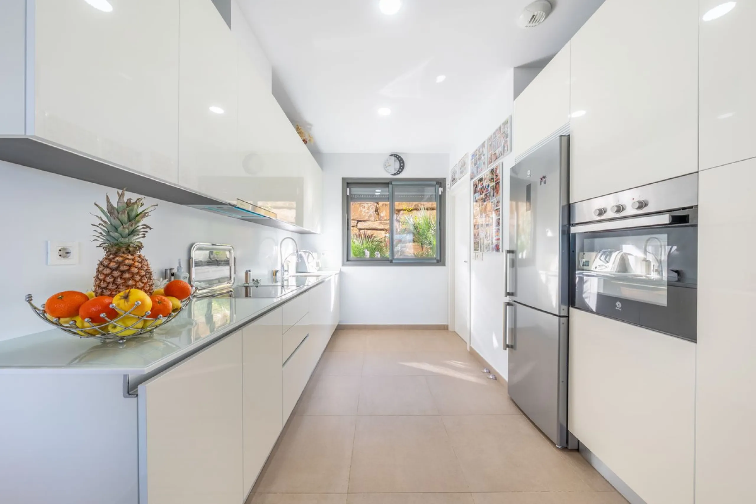 Contemporary 3-bedroom townhouse with 2 full bathrooms plus a guest toilet, located in Bahía de las Rocas, Manilva, offering an ideal structure for investors: the current owners will remain as tenants for 5 years, ensuring an approximate 5% annual return 