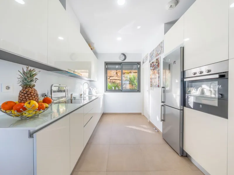 Contemporary 3-bedroom townhouse with 2 full bathrooms plus a guest toilet, located in Bahía de las Rocas, Manilva, offering an ideal structure for investors: the current owners will remain as tenants for 5 years, ensuring an approximate 5% annual return 