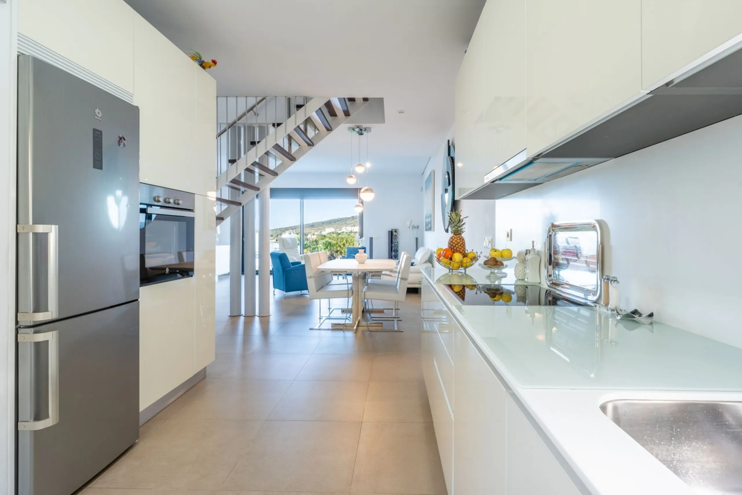 Contemporary 3-bedroom townhouse with 2 full bathrooms plus a guest toilet, located in Bahía de las Rocas, Manilva, offering an ideal structure for investors: the current owners will remain as tenants for 5 years, ensuring an approximate 5% annual return 