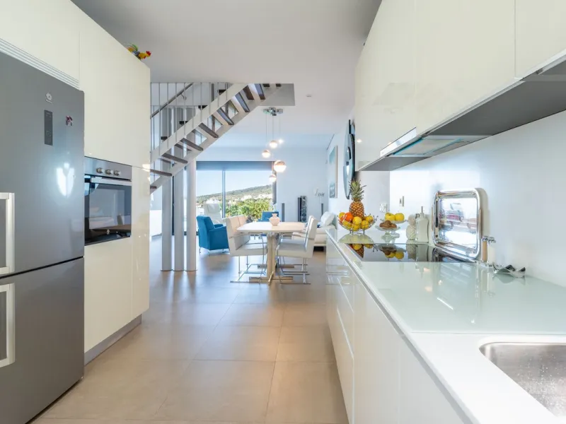 Contemporary 3-bedroom townhouse with 2 full bathrooms plus a guest toilet, located in Bahía de las Rocas, Manilva, offering an ideal structure for investors: the current owners will remain as tenants for 5 years, ensuring an approximate 5% annual return 