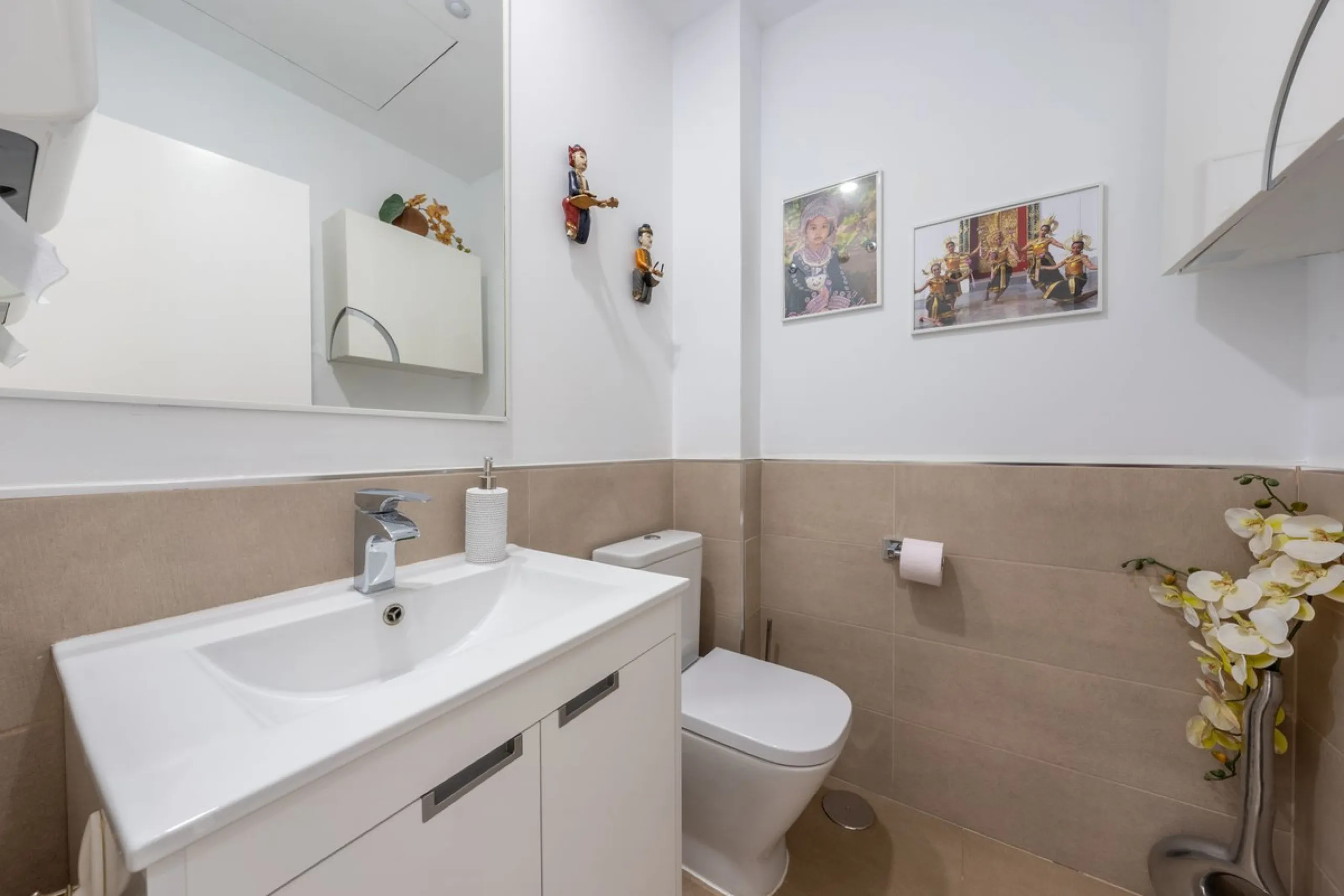 Contemporary 3-bedroom townhouse with 2 full bathrooms plus a guest toilet, located in Bahía de las Rocas, Manilva, offering an ideal structure for investors: the current owners will remain as tenants for 5 years, ensuring an approximate 5% annual return 