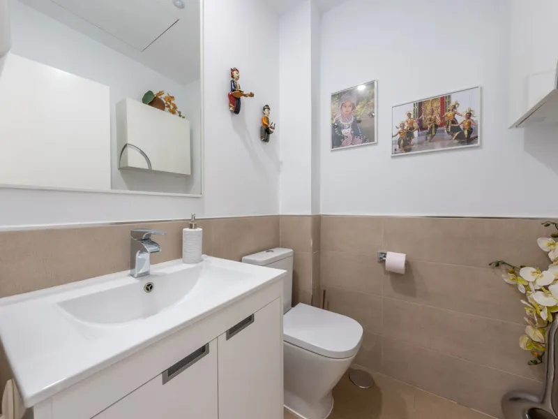 Contemporary 3-bedroom townhouse with 2 full bathrooms plus a guest toilet, located in Bahía de las Rocas, Manilva, offering an ideal structure for investors: the current owners will remain as tenants for 5 years, ensuring an approximate 5% annual return 