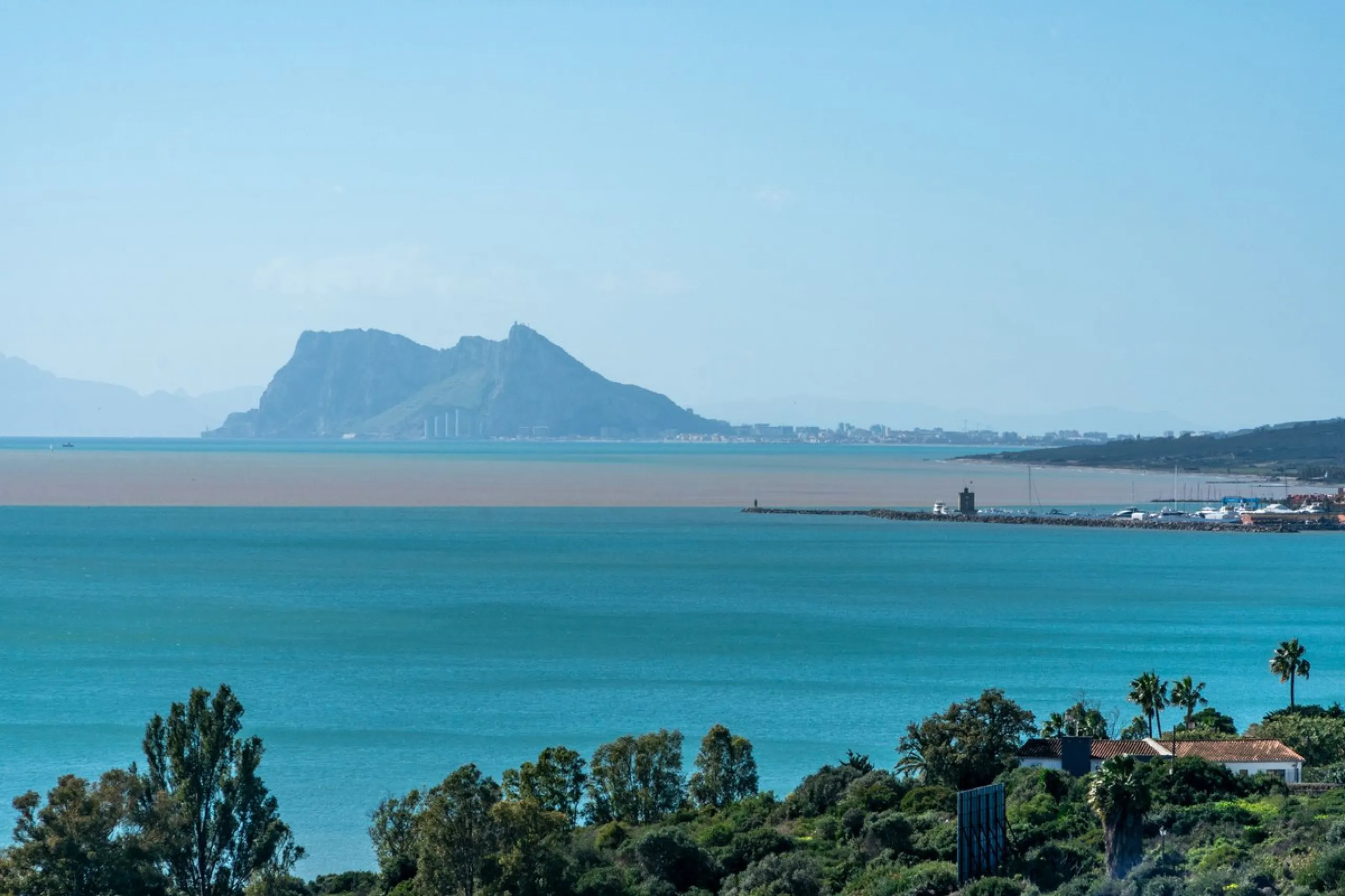Contemporary 3-bedroom townhouse with 2 full bathrooms plus a guest toilet, located in Bahía de las Rocas, Manilva, offering an ideal structure for investors: the current owners will remain as tenants for 5 years, ensuring an approximate 5% annual return 