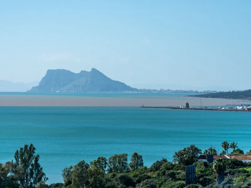 Contemporary 3-bedroom townhouse with 2 full bathrooms plus a guest toilet, located in Bahía de las Rocas, Manilva, offering an ideal structure for investors: the current owners will remain as tenants for 5 years, ensuring an approximate 5% annual return 