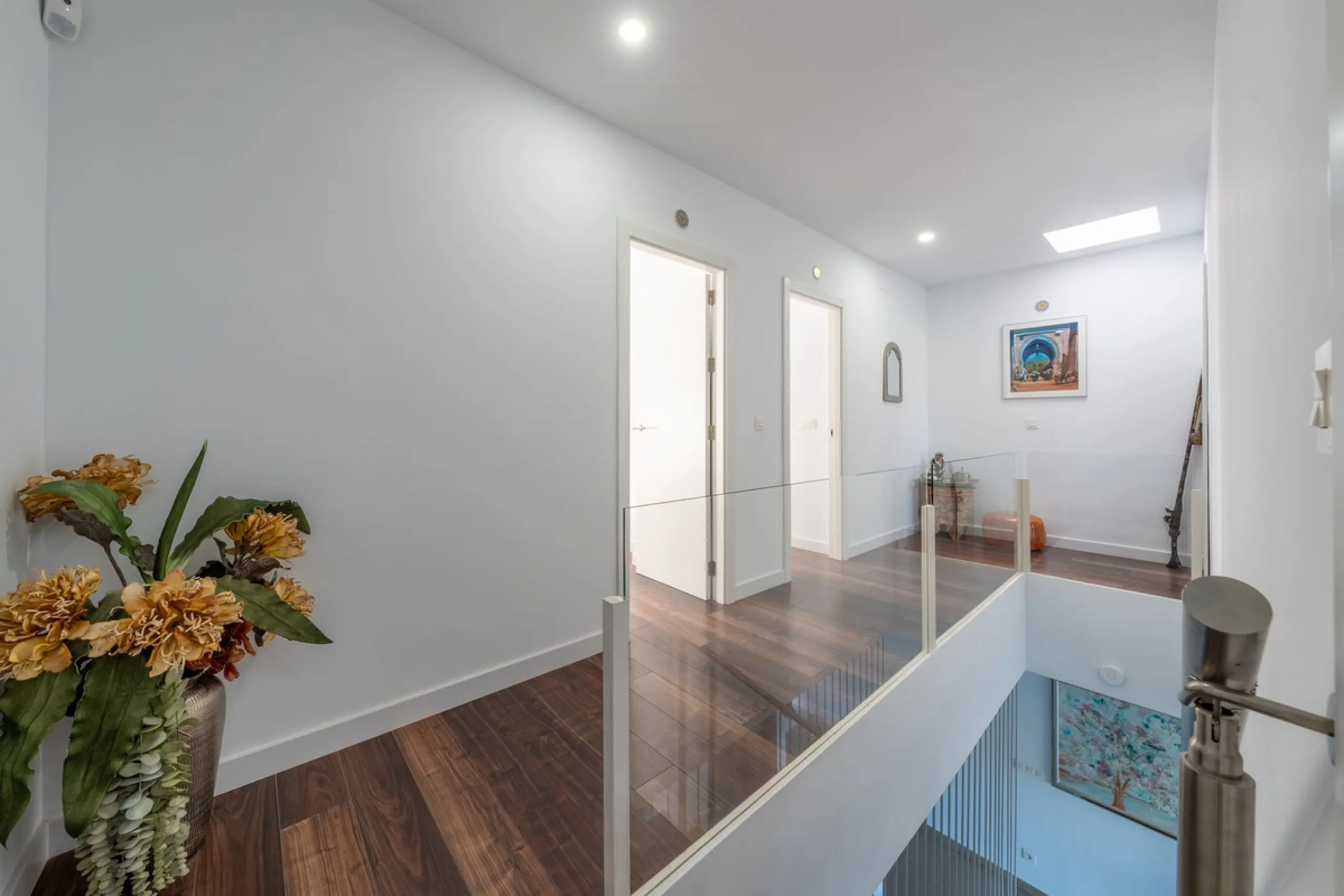 Contemporary 3-bedroom townhouse with 2 full bathrooms plus a guest toilet, located in Bahía de las Rocas, Manilva, offering an ideal structure for investors: the current owners will remain as tenants for 5 years, ensuring an approximate 5% annual return 