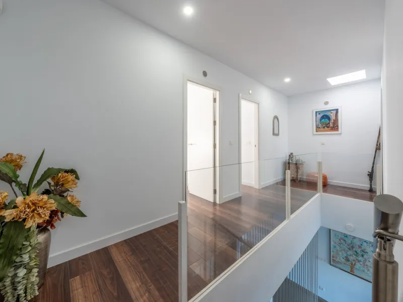 Contemporary 3-bedroom townhouse with 2 full bathrooms plus a guest toilet, located in Bahía de las Rocas, Manilva, offering an ideal structure for investors: the current owners will remain as tenants for 5 years, ensuring an approximate 5% annual return 