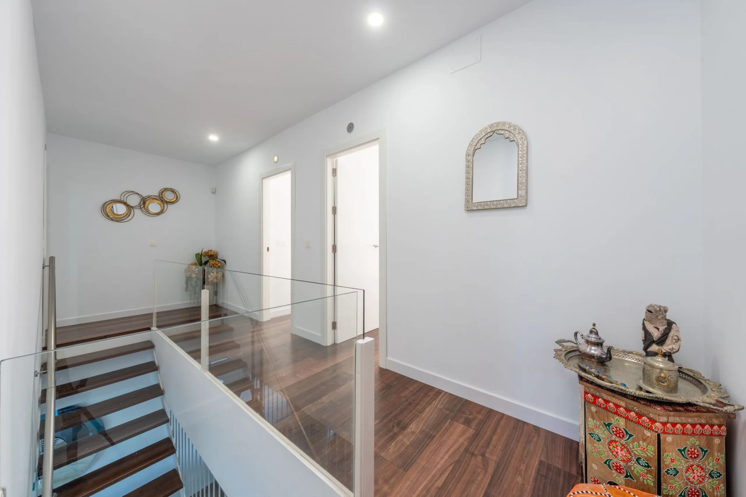 Contemporary 3-bedroom townhouse with 2 full bathrooms plus a guest toilet, located in Bahía de las Rocas, Manilva, offering an ideal structure for investors: the current owners will remain as tenants for 5 years, ensuring an approximate 5% annual return 
