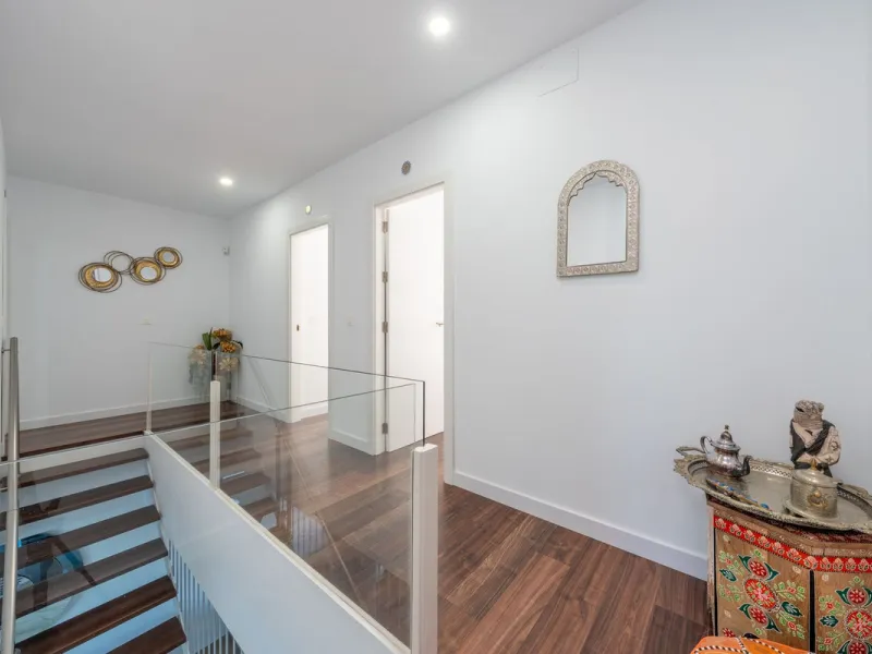Contemporary 3-bedroom townhouse with 2 full bathrooms plus a guest toilet, located in Bahía de las Rocas, Manilva, offering an ideal structure for investors: the current owners will remain as tenants for 5 years, ensuring an approximate 5% annual return 