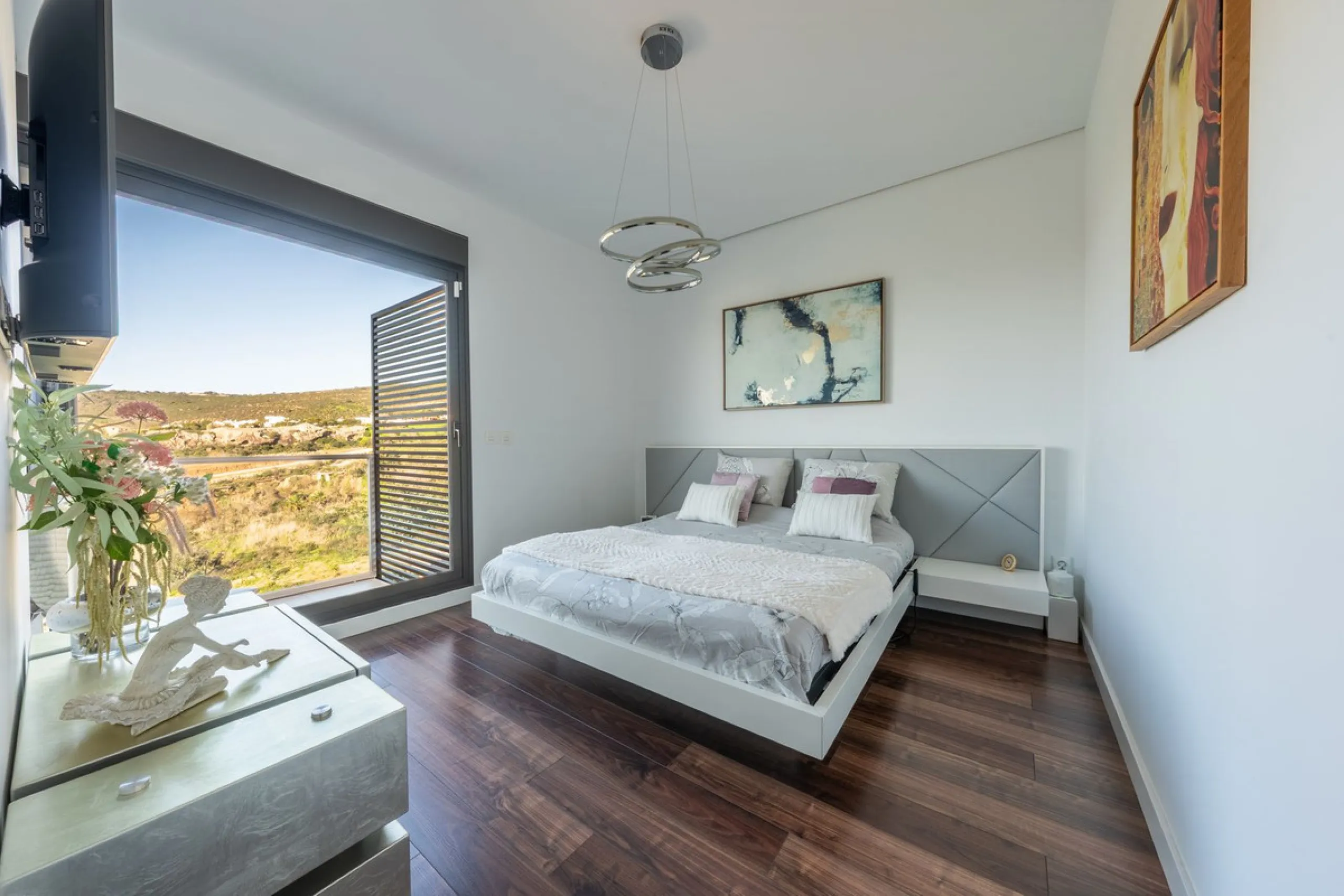 Contemporary 3-bedroom townhouse with 2 full bathrooms plus a guest toilet, located in Bahía de las Rocas, Manilva, offering an ideal structure for investors: the current owners will remain as tenants for 5 years, ensuring an approximate 5% annual return 