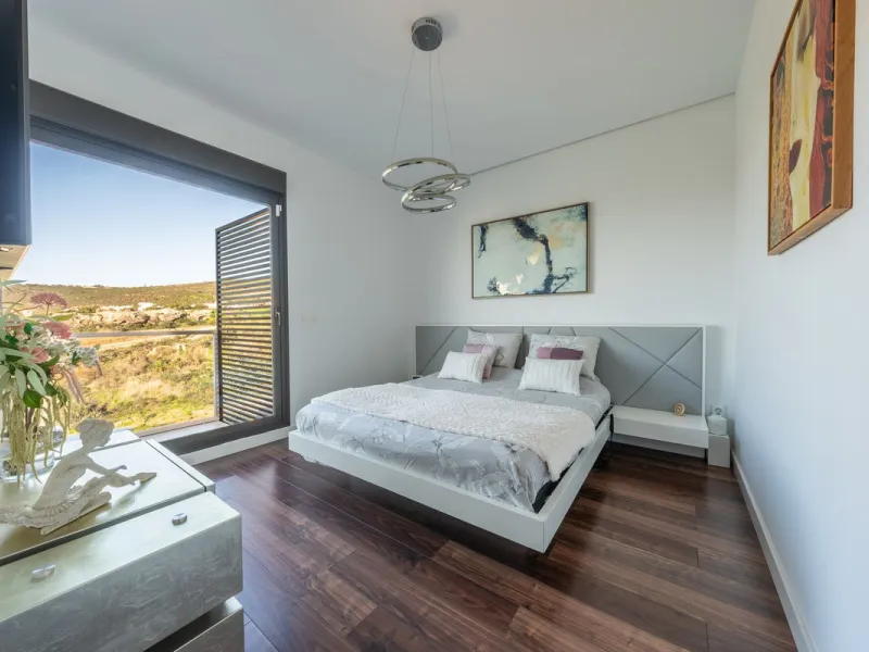 Contemporary 3-bedroom townhouse with 2 full bathrooms plus a guest toilet, located in Bahía de las Rocas, Manilva, offering an ideal structure for investors: the current owners will remain as tenants for 5 years, ensuring an approximate 5% annual return 