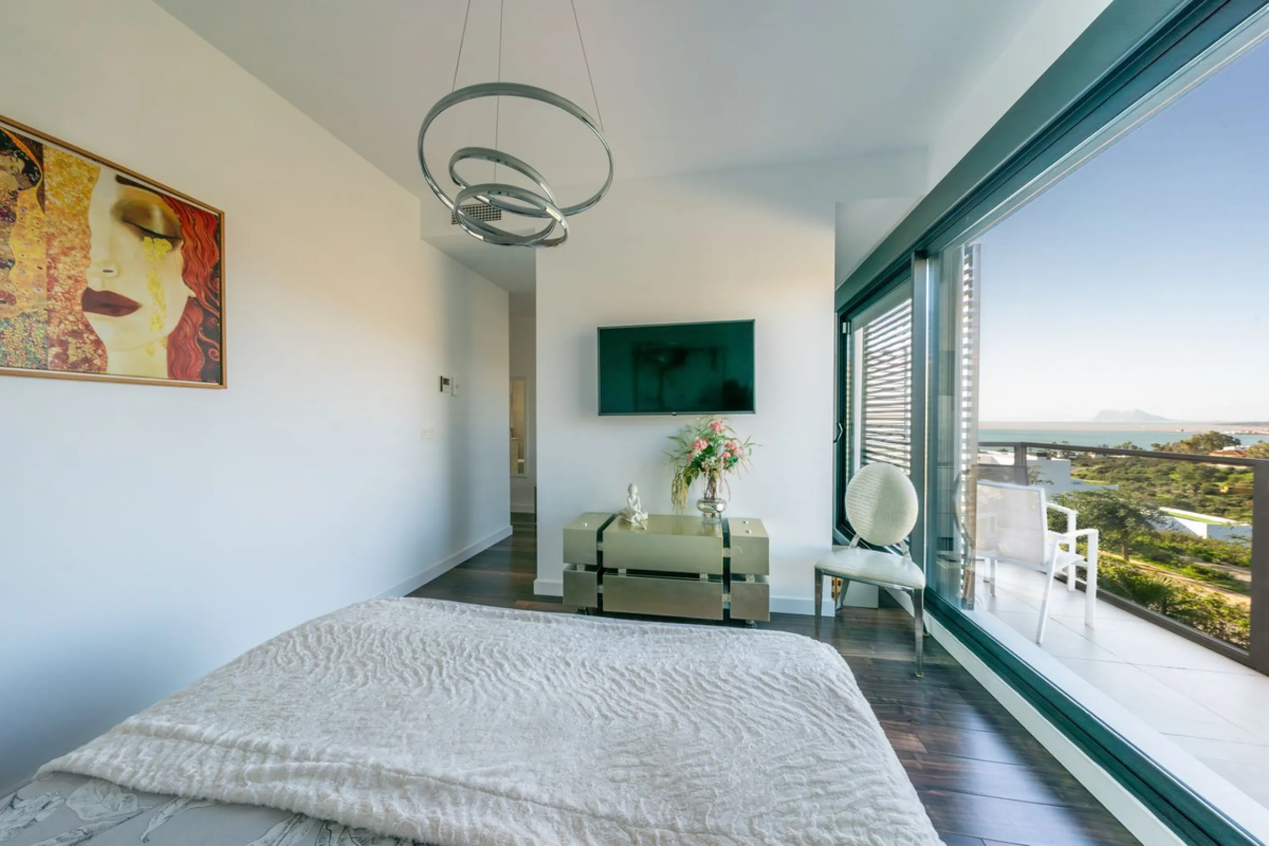 Contemporary 3-bedroom townhouse with 2 full bathrooms plus a guest toilet, located in Bahía de las Rocas, Manilva, offering an ideal structure for investors: the current owners will remain as tenants for 5 years, ensuring an approximate 5% annual return 