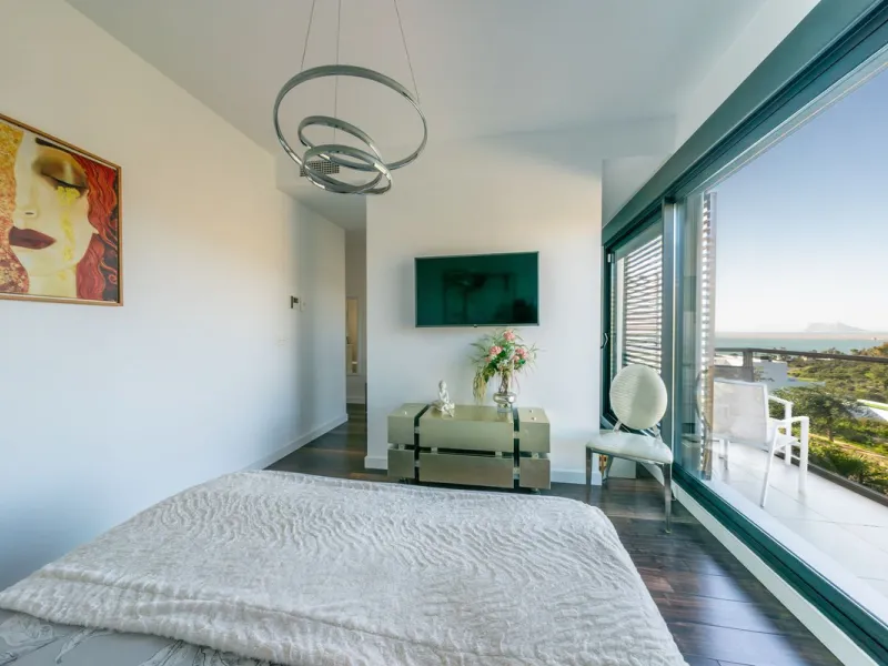 Contemporary 3-bedroom townhouse with 2 full bathrooms plus a guest toilet, located in Bahía de las Rocas, Manilva, offering an ideal structure for investors: the current owners will remain as tenants for 5 years, ensuring an approximate 5% annual return 