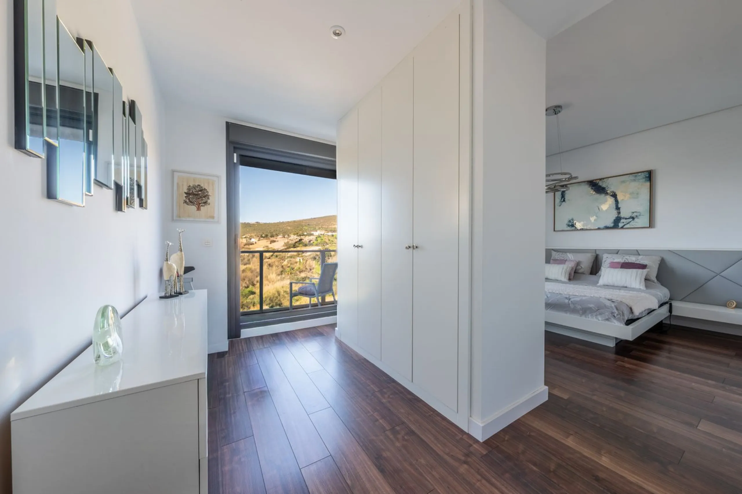 Contemporary 3-bedroom townhouse with 2 full bathrooms plus a guest toilet, located in Bahía de las Rocas, Manilva, offering an ideal structure for investors: the current owners will remain as tenants for 5 years, ensuring an approximate 5% annual return 