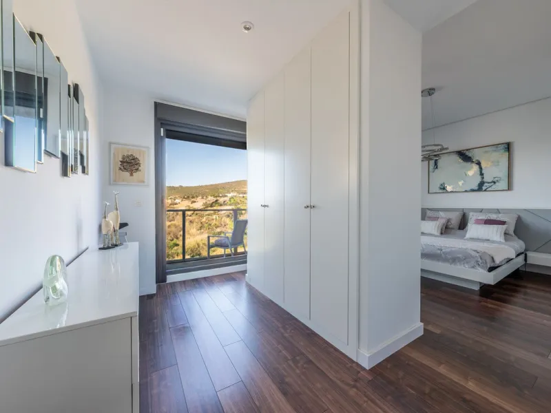Contemporary 3-bedroom townhouse with 2 full bathrooms plus a guest toilet, located in Bahía de las Rocas, Manilva, offering an ideal structure for investors: the current owners will remain as tenants for 5 years, ensuring an approximate 5% annual return 